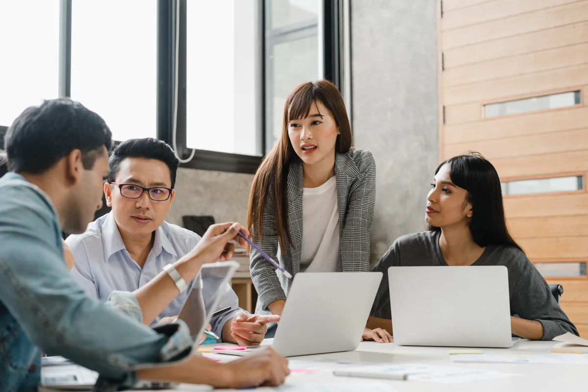 專業人士在辦公室低調使用口含菸示意圖